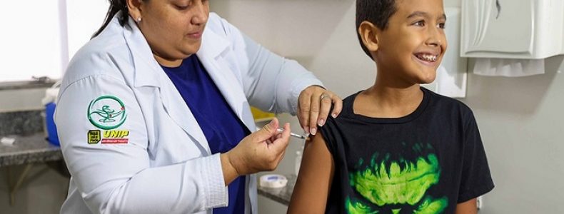 Crianças e adolescentes aproveitam sabadão para tomar vacina da dengue